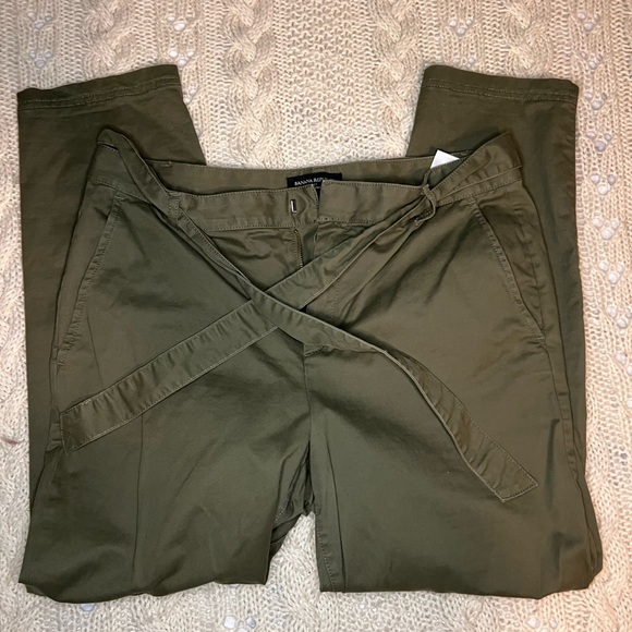 Banana Republic Factory Pants - Olive Green Capri Chinos with Cute Tie Belt